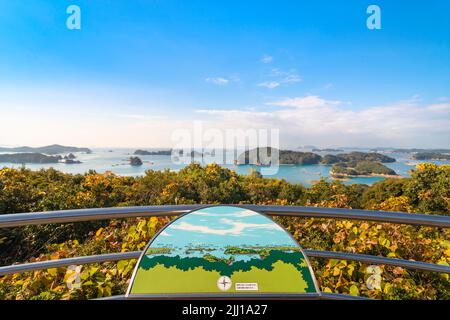 kyushu, giappone - dicembre 09 2021: Mappa dell'osservatorio di Funakoshi che raffigura un'illustrazione della vista panoramica dall'alto della stagione Kujūkushima Foto Stock