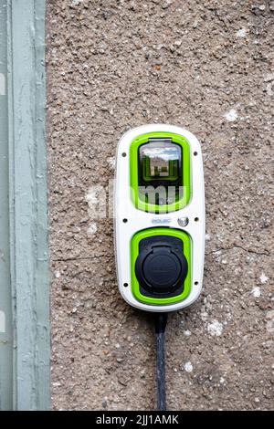 Vista ravvicinata esterna di un Wallpod Rolec EV montato a parete in garage, di un veicolo elettrico o di un punto di ricarica ibrido plug-in per una casa residenziale Foto Stock