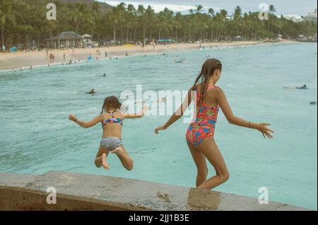 Contenuti editoriali da persone che navigano a Oahu, Honolulu, Hawai, 2022 Foto Stock