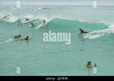 Contenuti editoriali da persone che navigano a Oahu, Honolulu, Hawai, 2022 Foto Stock