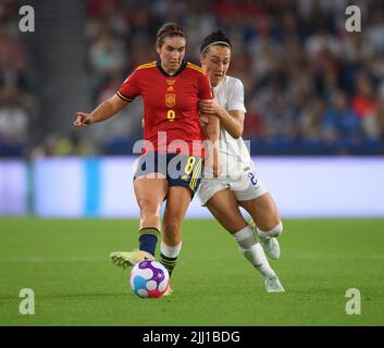 20 lug 2022 - Inghilterra / Spagna - UEFA Women's Euro 2022 - Quarter Final - Brighton & Hove Community Stadium Inghilterra's Lucy Bronze e Mariona Caldentey durante la partita UEFA Women's Euro 2022 Quarter Final al Brighton & Hove Community Stadium. Picture Credit : © Mark Pain / Alamy Live News Foto Stock