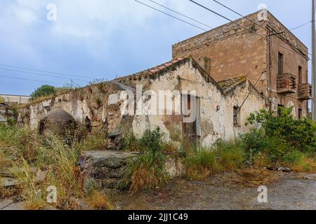 Antica casa abbandonata, con forno tradizionale, sull'isola di Sardegna, Italia Foto Stock