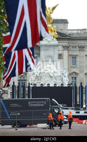 Londra, Inghilterra, Regno Unito. Trasmissione di furgoni e palco in corso di preparazione di fronte a Buckingham Palace per le celebrazioni del Giubileo del platino della Regina, 30th maggio 2022 Foto Stock