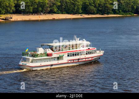 Kiev, Ucraina - 28 luglio 2018: Nave turistica che naviga sul fiume Dnieper a Kiev Foto Stock