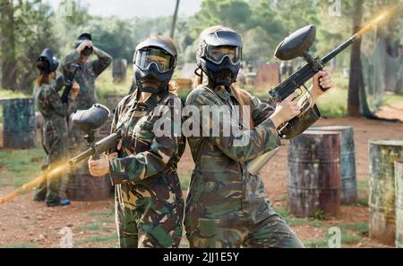 Ritratto di giocatori fidati paintball femminile con pistole marker Foto Stock