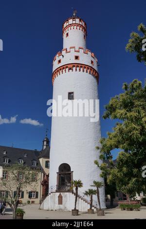 Tenetevi nel cortile del Palazzo di Bad Homburg. Chiamata la torre bianca (weisser Turm). Residenza estiva di terre essiane e re prussiani. Foto Stock