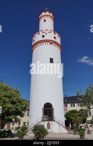 Tenetevi nel cortile del Palazzo di Bad Homburg. Chiamata la torre bianca (weisser Turm). Residenza estiva di terre essiane e re prussiani. Foto Stock