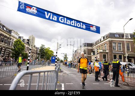 2022-07-22 11:46:00 NIJMEGEN - i primi escursionisti sulla Via Gladiola durante l'ultimo giorno delle Marche Nijmegen quattro giorni. L'evento di camminata è durato un giorno più corto del solito a causa del calore. ANP ROB ENGELAAR olanda OUT - belgio OUT Foto Stock