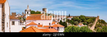 Panorama della città vecchia di Obidos con castello, chiesa e mura della città a piedi, Portogallo Foto Stock