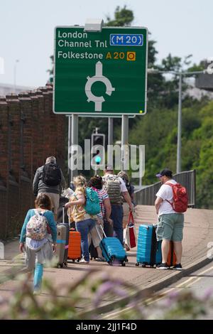 La gente si porta al terminal delle navi da crociera di dover, nel Kent, in quanto non sono disponibili taxi o autobus a causa degli ingorghi del traffico. Il personale al controllo delle frontiere francesi nel porto di dover è "tristemente inadeguato”, facendo sì che i turisti siano bloccati in lunghe code, ha affermato il porto del Kent. Data foto: Venerdì 22 luglio 2022. Foto Stock