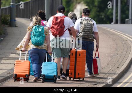 La gente si porta al terminal delle navi da crociera di dover, nel Kent, in quanto non sono disponibili taxi o autobus a causa degli ingorghi del traffico. Il personale al controllo delle frontiere francesi nel porto di dover è "tristemente inadeguato”, facendo sì che i turisti siano bloccati in lunghe code, ha affermato il porto del Kent. Data foto: Venerdì 22 luglio 2022. Foto Stock