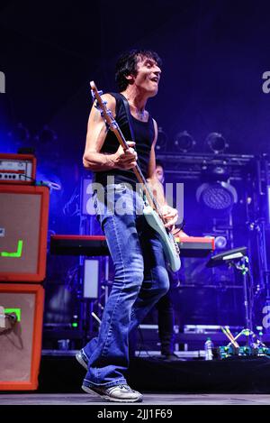 Roma, Italia. 21st luglio 2022. Massimiliano 'Ufo' Schiavelli, membro della rock band italiana Zen Circus, suona dal vivo a Villa Ada di Roma. Credit: SOPA Images Limited/Alamy Live News Foto Stock