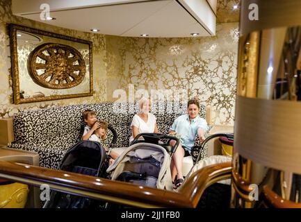 2022-07-22 11:49:28 ROTTERDAM - rifugiati a bordo della nave da crociera Holland America Line Volendam nel Merwehaven. Da aprile, la nave ha temporaneamente ospitato 1200 ucraini. ANP SEM VAN DER WAL netherlands OUT - belgium OUT Credit: ANP/Alamy Live News Foto Stock