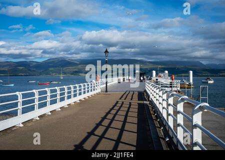 Prima serata sul molo a Beaumaris, Anglesey, Galles, Regno Unito Foto Stock