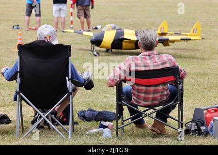 Uomini seduti al grande show di velivoli modello in scala, Cosford, Shropshire.2022 Foto Stock