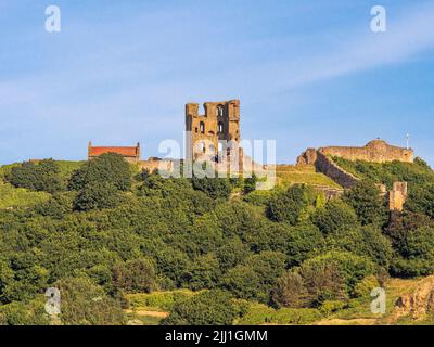 Castello di Scarborough visto da North Bay a Scarborough, Regno Unito. Foto Stock