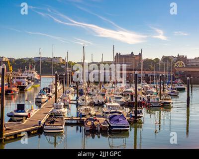 L'Albert Strange Pontoons nel porto di South Bay, Scarborough, Regno Unito Foto Stock