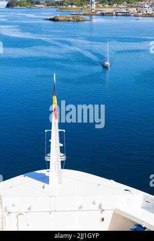 Un solo yacht motori nel porto di Stavanger, dopo gli archi di MS Iona. , Norvegia Foto Stock