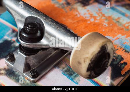 Carrello skateboard con telaio in primo piano Foto Stock