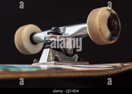 Primo piano di skateboard camion e ruote Foto Stock