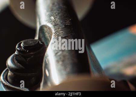 Hander da skateboard in primo piano, perno di articolazione e ruote Foto Stock