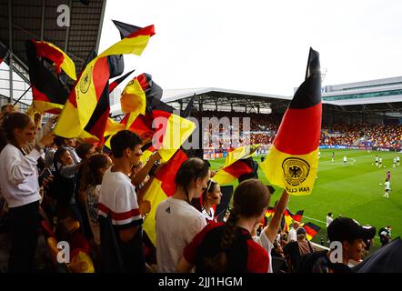 Londra, Inghilterra, 21st luglio 2022. Tifosi tedeschi durante la partita UEFA Women's European Championship 2022 al Brentford Community Stadium di Londra. Il credito d'immagine dovrebbe essere: David Klein / Sportimage Foto Stock