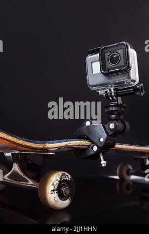 GoPro HERO5 fissa sullo skateboard Foto Stock