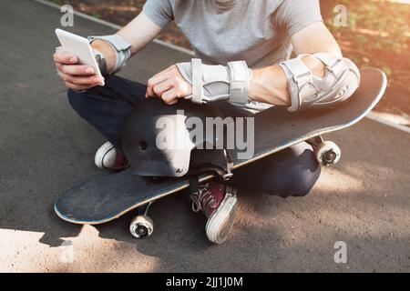 Skateboarder ha una breve pausa nella rete online Foto Stock