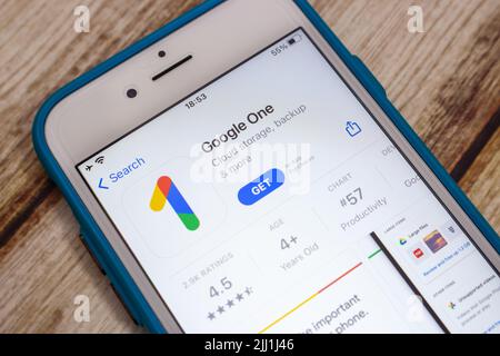 Kumamoto, GIAPPONE - Giu 9 2022 : Logo di Google One, un servizio di abbonamento che offre spazio di archiviazione e servizio cloud ampliato, in App Store su iPhone Foto Stock