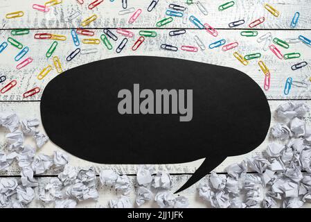 Bubble del discorso con idee importanti diviso su metà con carta avvolge sotto e graffette sopra. Palloncino di dialogo con Notizie Crociere all'interno con Foto Stock