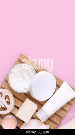 Bottiglie e vasetti cosmetici realizzati a mano su fondo piatto rosa, spazio copia. Mockup del pacchetto del marchio. Prodotti di bellezza naturale, vista dall'alto Foto Stock