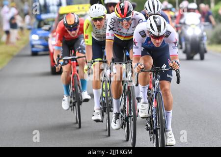 Cahors, Francia. 22nd luglio 2022. Il gruppo di rottura raffigurato durante la tappa 19 della gara ciclistica Tour de France, da Castelnau-Magnoac - Cahors (189km), Francia, venerdì 22 luglio 2022. Il Tour de France di quest'anno si svolge dal 01 al 24 luglio 2022. BELGA FOTO DAVID STOCKMAN - UK OUT Credit: Belga News Agency/Alamy Live News Foto Stock