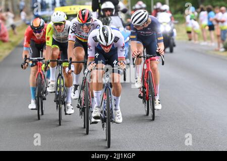 Cahors, Francia. 22nd luglio 2022. Il gruppo di rottura raffigurato durante la tappa 19 della gara ciclistica Tour de France, da Castelnau-Magnoac - Cahors (189km), Francia, venerdì 22 luglio 2022. Il Tour de France di quest'anno si svolge dal 01 al 24 luglio 2022. BELGA FOTO DAVID STOCKMAN - UK OUT Credit: Belga News Agency/Alamy Live News Foto Stock