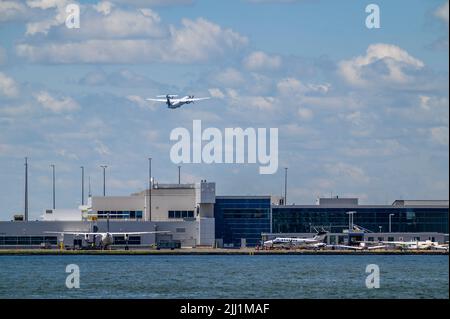 A Porter Airlines Bombardier Dash 8 Q-400 decollo da Billy Bishop Toronto City Airport, Ontario, Canada. Foto Stock