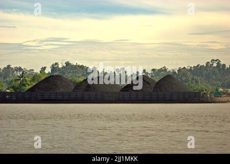 Chiatta di carbone sul fiume Segah in Tanjung Redeb, Berau, Kalimantan orientale, Indonesia. Foto Stock