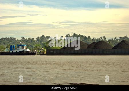 Chiatta di carbone sul fiume Segah in Tanjung Redeb, Berau, Kalimantan orientale, Indonesia. Foto Stock