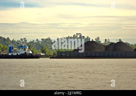 Chiatta di carbone sul fiume Segah in Tanjung Redeb, Berau, Kalimantan orientale, Indonesia. Foto Stock