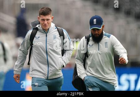 Matthew Potts (a sinistra) e Adidl Rashid in Inghilterra l'arrivo come pioggia ritarda l'inizio del gioco prima della seconda partita internazionale di un giorno all'Emirates Old Trafford, Manchester. Data foto: Venerdì 22 luglio 2022. Foto Stock