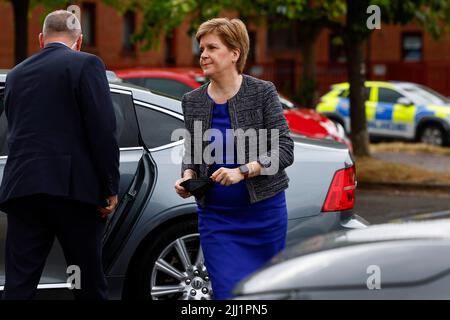 Primo Ministro Nicola Sturgeon durante una visita al Forge Medical Center di Parkhead, Glasgow. Data foto: Venerdì 22 luglio 2022. Foto Stock