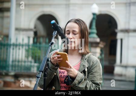 Blockade Australia il protester ambientale Sasha parla alla folla durante un raduno fuori dal Queensland Parliament a Brisbane il 22 luglio 2022. I membri del collettivo solidarietà e resistenza e il pubblico si sono radunati al di fuori della Camera del Parlamento del Queensland e in seguito hanno marciato alla Corte Suprema per protestare contro le nuove leggi anti-protesta sia all'interno dello stato del Queensland che altrove. Tra le questioni discusse dagli oratori vi sono la detenzione e la multa di attivisti ambientali e l'uso di ordini di non associazione da parte della polizia del Queensland, che vengono solitamente utilizzati per frenare le riunioni delle bande motociclistiche Foto Stock