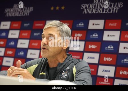 Il capo allenatore di Anderlecht Felice Mazzu è stato illustrato durante la conferenza stampa settimanale della squadra di calcio belga RSCA Anderlecht, venerdì 22 luglio 2022 ad Anderlecht, Bruxelles, per discutere l'inizio della competizione nazionale. BELGA FOTO VIRGINIE LEFOUR Foto Stock