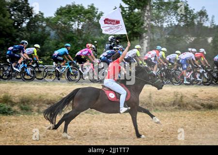 Cahors, Francia. 22nd luglio 2022. Il pacchetto di piloti raffigurato in azione durante la tappa 19 della gara ciclistica Tour de France, da Castelnau-Magnoac - Cahors (189km), Francia, venerdì 22 luglio 2022. Il Tour de France di quest'anno si svolge dal 01 al 24 luglio 2022. BELGA FOTO DAVID STOCKMAN - UK OUT Credit: Belga News Agency/Alamy Live News Foto Stock