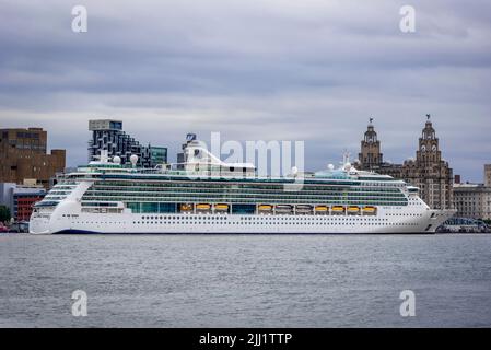 Jewel of the Seas ithe nave da crociera di classe Radiance operata da Royal Caribbean vista a Liverpool Pierhead sul fiume Mersey. Foto Stock
