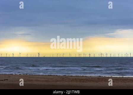 I mulini a vento del parco a vento di Mersey Bay alla luce della sera. Foto Stock