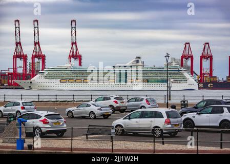 Jewel of the Seas la nave da crociera di classe Radiance operata dai Caraibi reali visto passare le gru giganti del terminal container Seaforth. Foto Stock