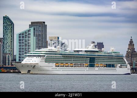 Jewel of the Seas ithe nave da crociera di classe Radiance operata da Royal Caribbean vista a Liverpool Pierhead sul fiume Mersey. Foto Stock