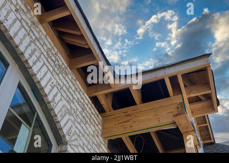 Installazione soffit in una nuova casa dopo la preparazione per l'installazione soffit sul tetto Foto Stock