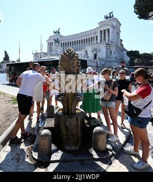 Roma, Italia. 22nd luglio 2022. La gente si rinfresca ad una fontana a Roma, 22 luglio 2022. Credit: Alberto Lingria/Xinhua/Alamy Live News Foto Stock