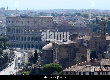 Roma. 22nd luglio 2022. Foto scattata il 22 luglio 2022 mostra il Colosseo a Roma, Italia. Credit: Alberto Lingria/Xinhua/Alamy Live News Foto Stock