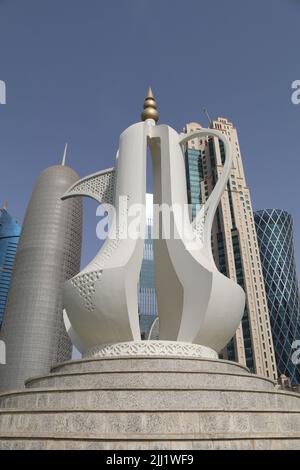 Una vista del Monumento Dallarah Coffee Pot alla Corniche a Doha, Qatar - 10th ago 2022. E 'uno dei punti di interesse per i visitorsper scattare foto nella Corniche. Foto Stock